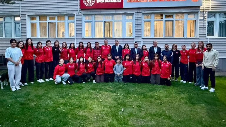 Vekil Uzkurt ve Başkan Eren’den Milli Takıma ziyaret